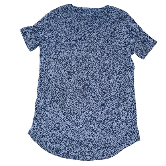 NWOT Athleta Breezy Scoop V-Neck Tee Short Sleeve Shirt Micro Cheetah Leopard - Picture 2 of 8